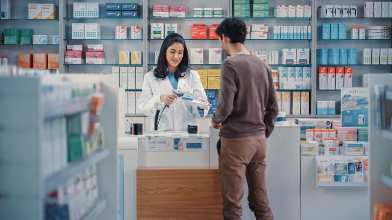 Une pharmacienne délivrant des médicaments sur ordonnance.