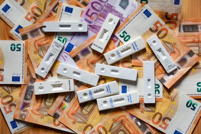 Des tests antigéniques entourés d'argent, car après l'arrêt de mon remboursement, ils coûteront cher.