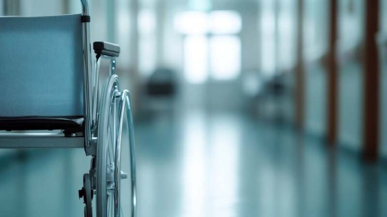 Un fauteuil roulant sans personne dessus dans un établissement de santé vide, représentant les déserts médiaux et l'absence de traitement.
