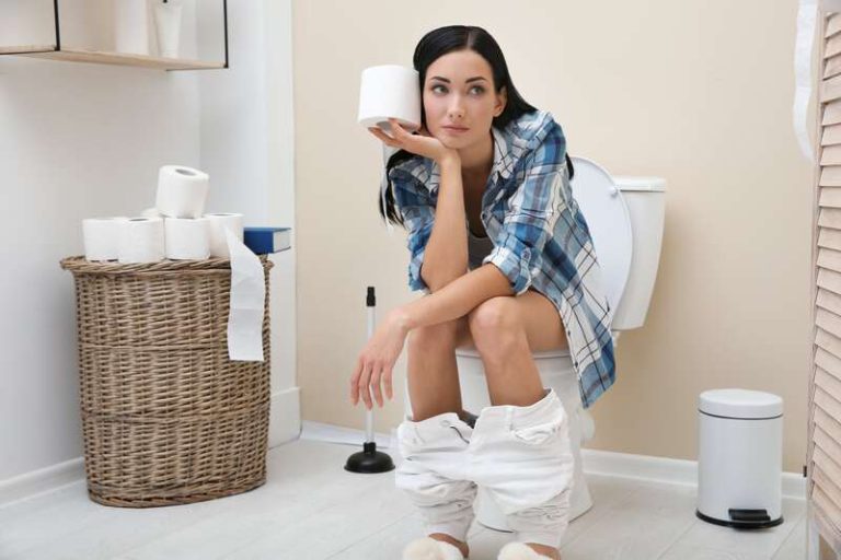 Une femme sur les toilettes qui avait une envie pressante.