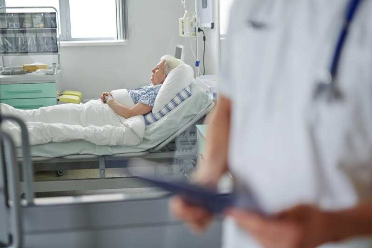 Une femme de plus de 65 ans hospitalisée à cause de complications de la grippe.