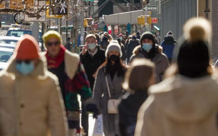 La population française avec des masques face à l'épidémie de grippe 2025.