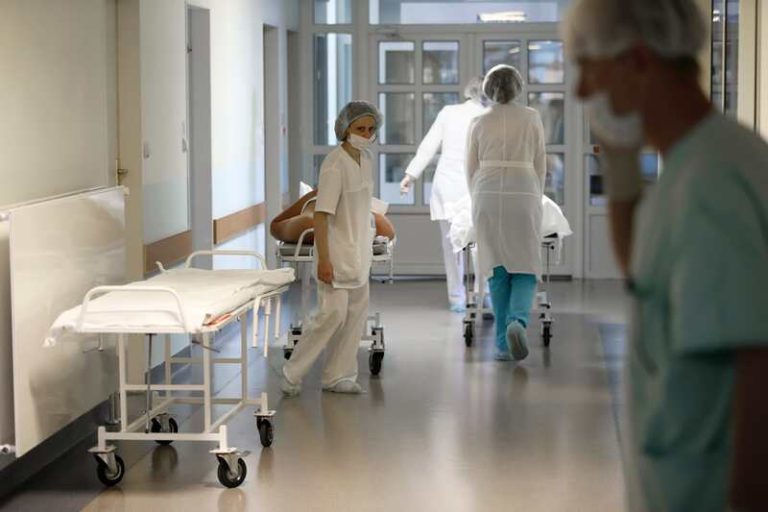 Un hôpital saturé, contraint de mettre des lits dans les couloirs.