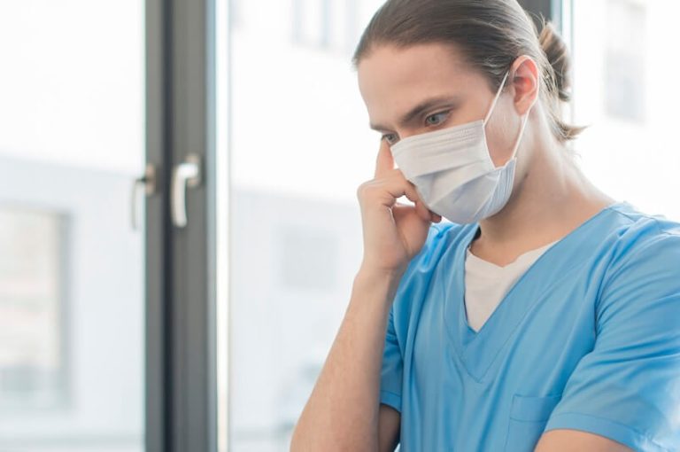 Une infirmière avec un masque à l'hôpital, face à l'épidémie de grippe.