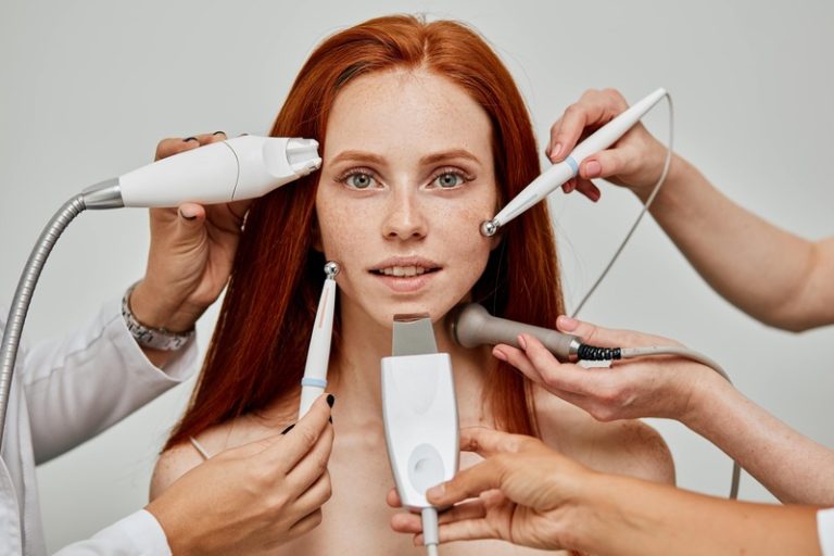 Une femme qui teste plusieurs traitements de médecine esthétique.