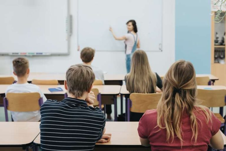 Une salle de classe remplie d'élèves qui assistent à un cours d'éducation sexuelle.