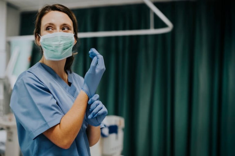 Une infirmière remettant ses gants à l'hôpital.