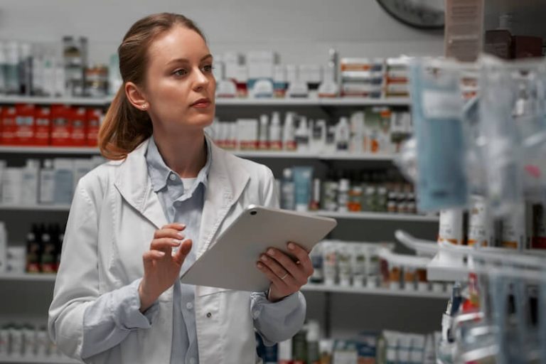 Une pharmacienne inquiète de la pénurie de médicaments et de vaccins.