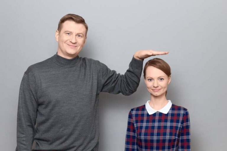 Un homme grand avec une femme plus petite que lui.