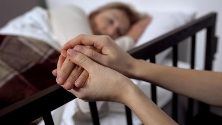 Une femme souffrant des premiers symptômes d'une leucémie.