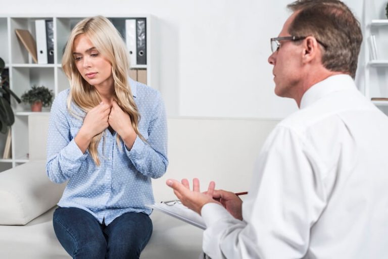 Un psychiatre en pleine consultation.