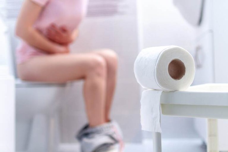 Une femme au toilette malade d'une diarrhée.