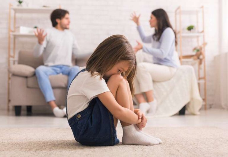Un enfant malheureux au milieu d'une dispute de parents divorcés.