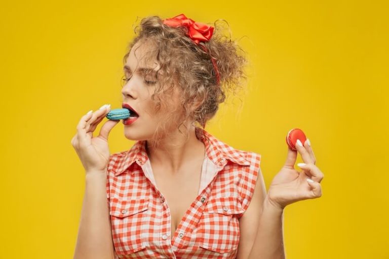 Une femme en train de manger un bonbon, devant surveiller son index glycémique