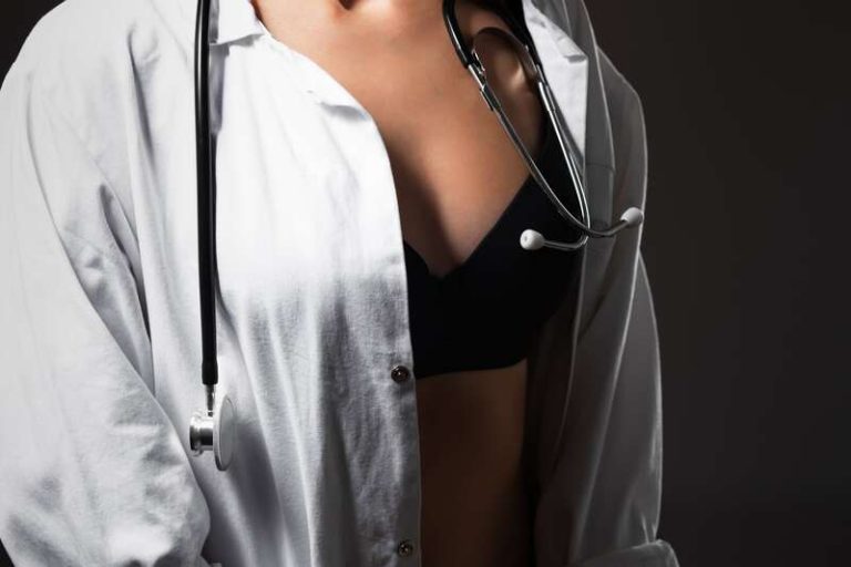 Une femme qui incarne une infirmière pour un jeu de rôle sexuel.