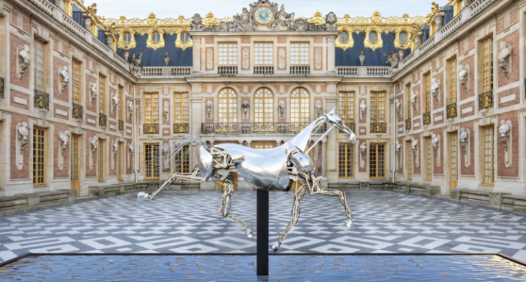 Zeus, cheval métallique des JO de Paris 20024 exposé au pied de la Cour royale du château de Versailles.