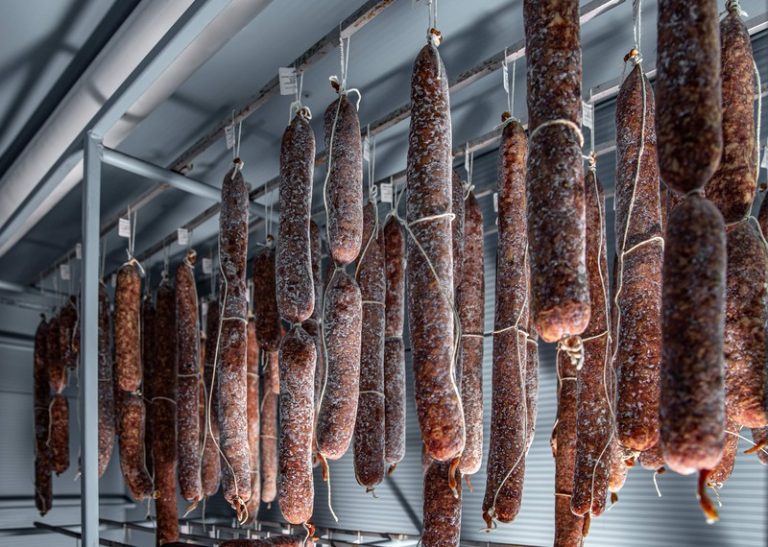 Une usine de saucisson de porc qui vérifie la présence de l'hépatite E .
