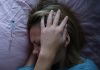 Nouveau cas mortel de méningite dans la Drôme : faut-il s’inquiéter ? Une femme atteinte d'une méningite avec un pic de fièvre dans son lit.
