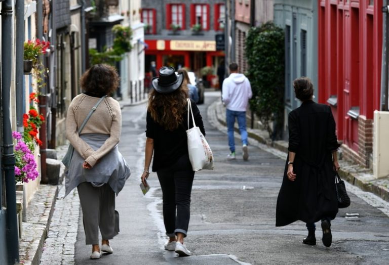 Une rue commercante avec des gens, cinq ans après la pandémie de Covid-19.