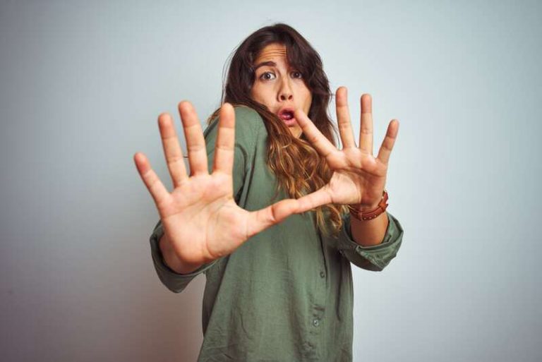 Une femme qui a peur.