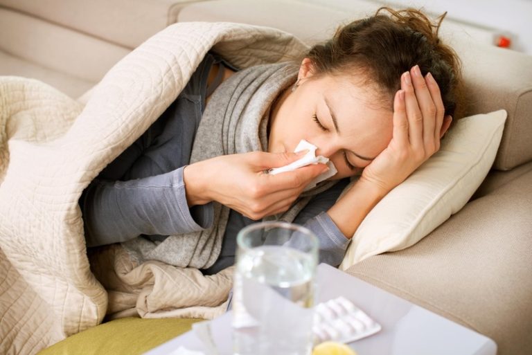 Une femme qui tombe malade à cause de la grippe pour la deuxième fois cet hiver.
