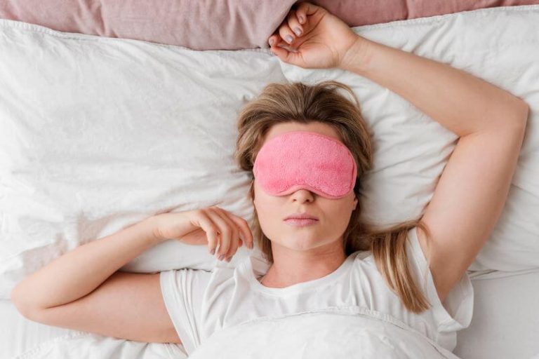 Une femme entrain de dormir car le manque de sommeil est un facteur de prise de poids