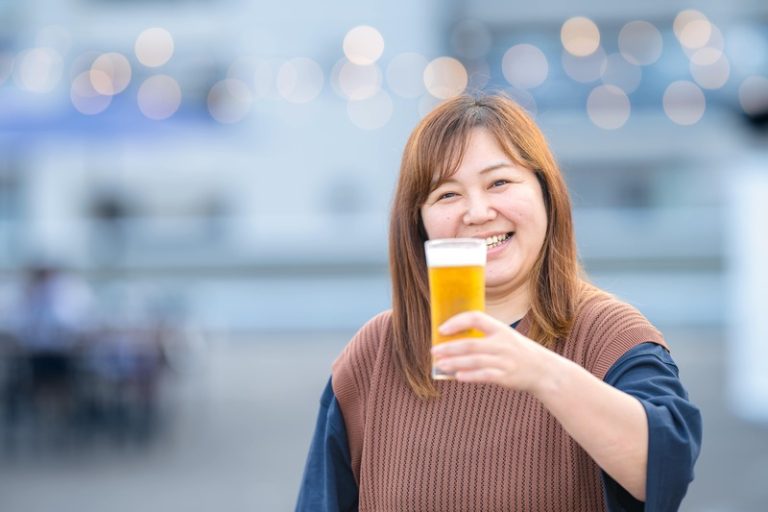 Une femme qui boit autant d'alcool qu'un homme.