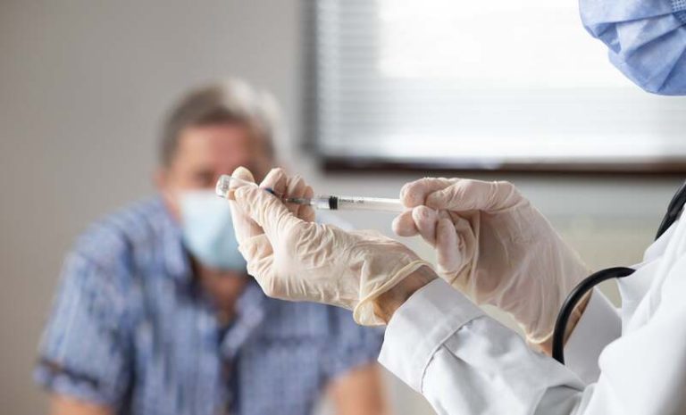 Un patient qui attend de se faire vacciner contre la grippe.