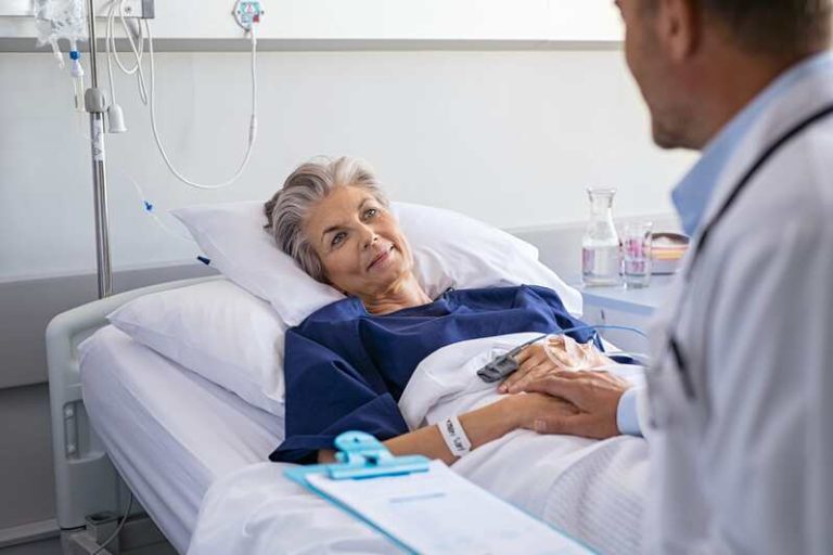 Une femme hospitalisée pour un infarctus du myocarde.