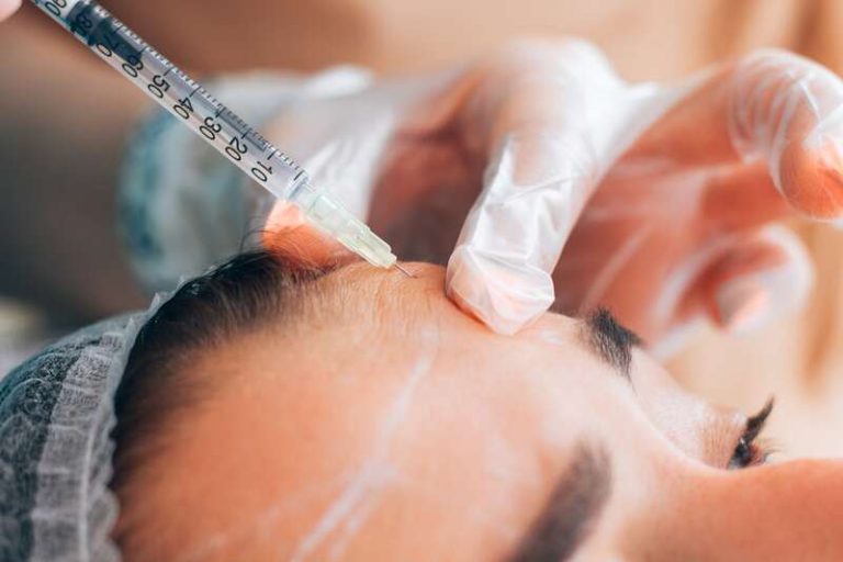 Une femme en train de faire des injections illégales de Botox.