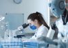 L’IA au service de la santé : une révolution déjà en marche Un médecin et une intelligence artificielle qui diagnostiquent un cancer.