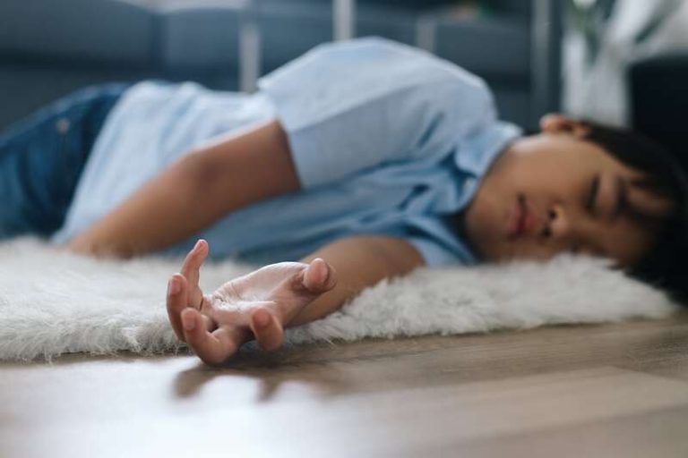 Un enfant, souffrant d'épilepsie, en pleine crise.
