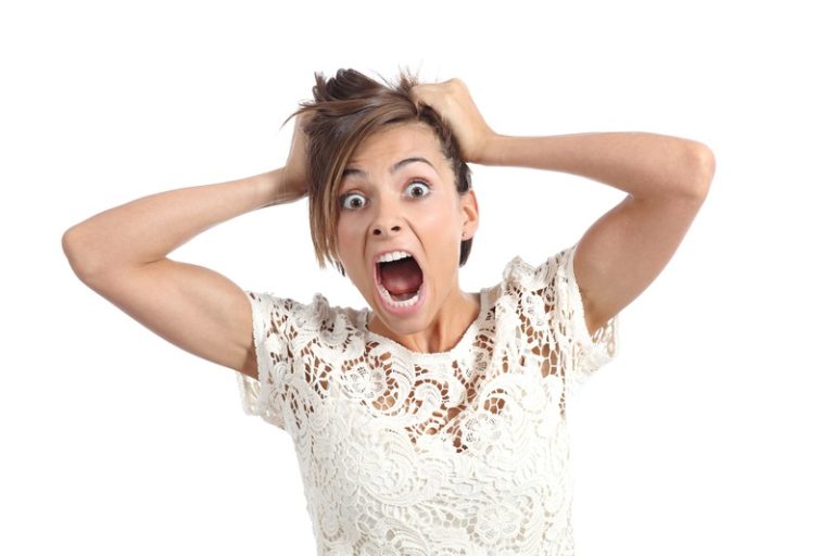 Une femme qui s'est fait mal et qui a l'impression de ressentir la pire douleur du monde.