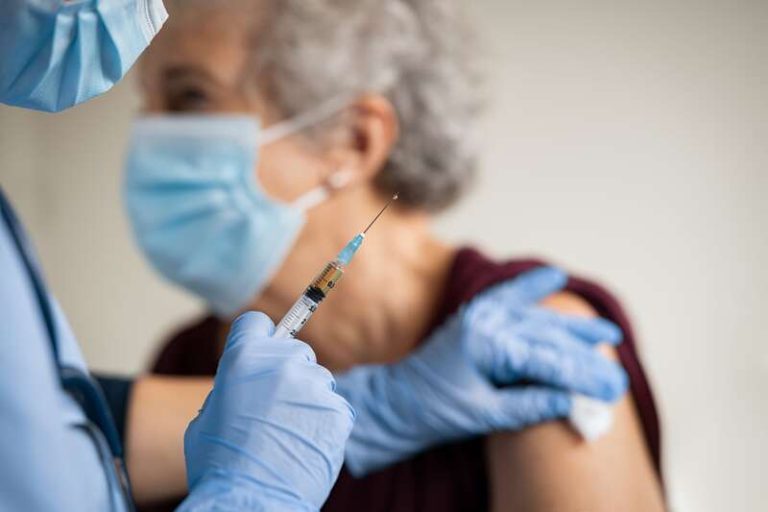Une personne âgée qui teste le vaccin contre les récidives de cancer du rein.