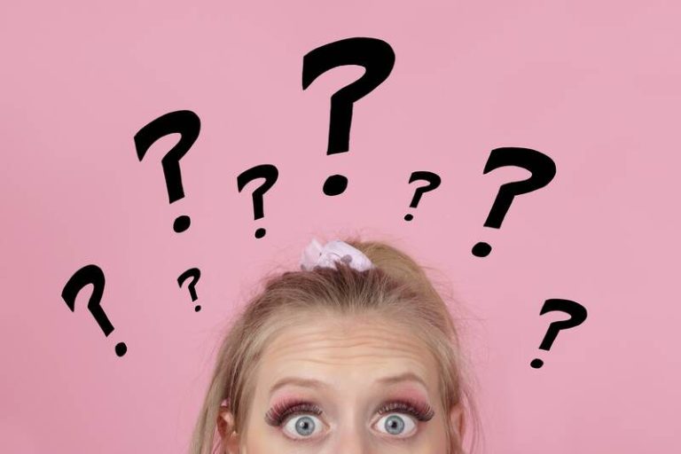 Une femme perdue qui a une sensation de déjà-vu.
