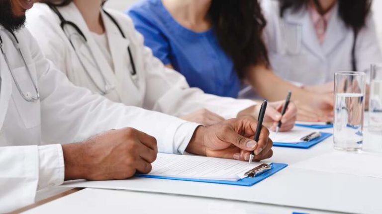 L'académie nationale de médecine propose sur papier une nouvelle réforme pour les études de médecine.