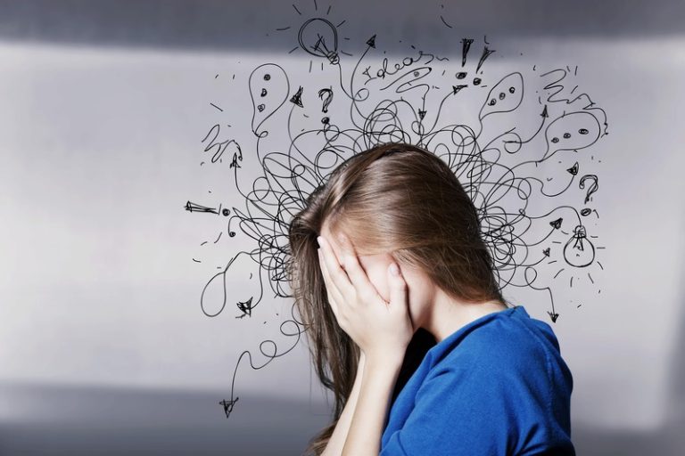 Une femme en pleine crise de panique avec une grosse montée d'angoisses et de questions.