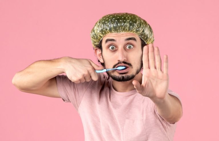 Un jeune homme inquiet de se brosser les dents.