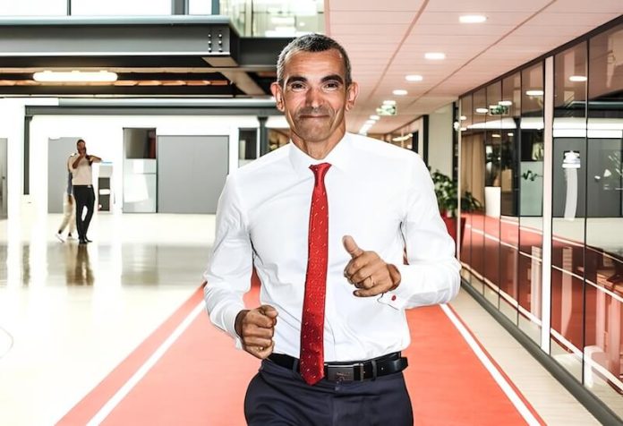 Sacha-ROSENTHAL-dirigeant-groupe-xef-lyon-sport-sante-travail Sacha Rosenthal, dirigeant du groupe Xefi, incarne parfaitement sa philosophie du sport-santé en entreprise. Ce cadre illustre son engagement en faveur du bien-être au travail et de la performance physique comme levier de réussite