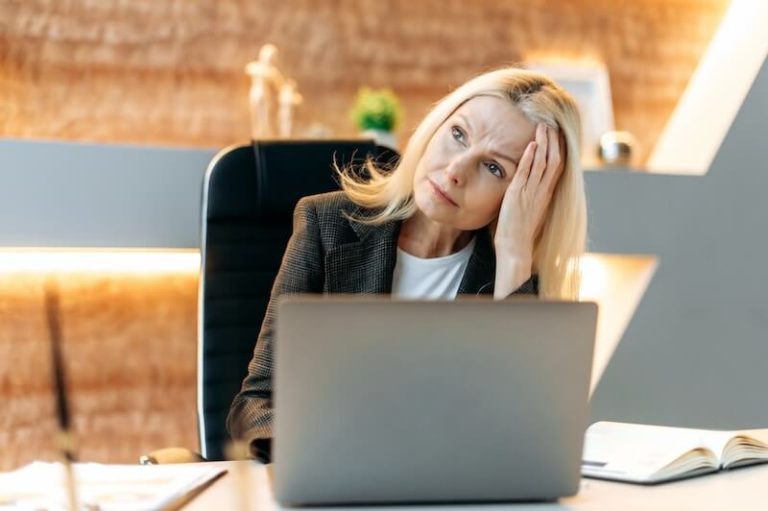 Une chef d'entreprise en proie à de lourdes difficultés mentales.