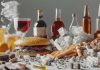 Alcool, cigarette, fast food : c’est quoi le pire pour votre santé ? alcool, tabac, fastfood sur une table.