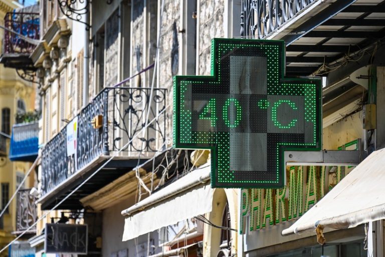 Une enseigne de pharmacie qui indique les températures caniculaires de l'année 2024.