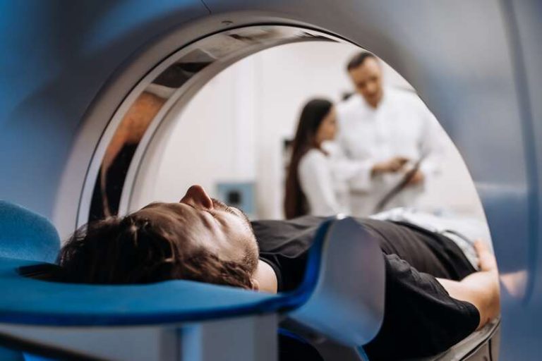 Un jeune homme qui passe des examens pour diagnostiquer un cancer du cerveau.