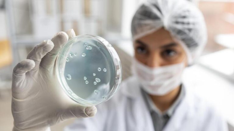 Un médecin qui étudie l'ADN de la tumeur d'un patient atteint d'un cancer.