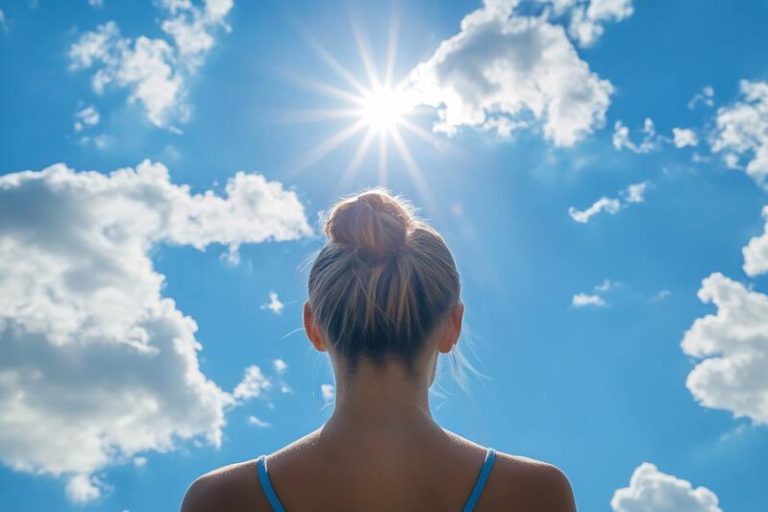 Une femme qui s'expose au soleil pour réguler son apport en vitamine D.