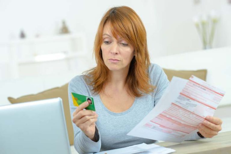Une femme qui tente de dématérialiser sa carte Vitale.