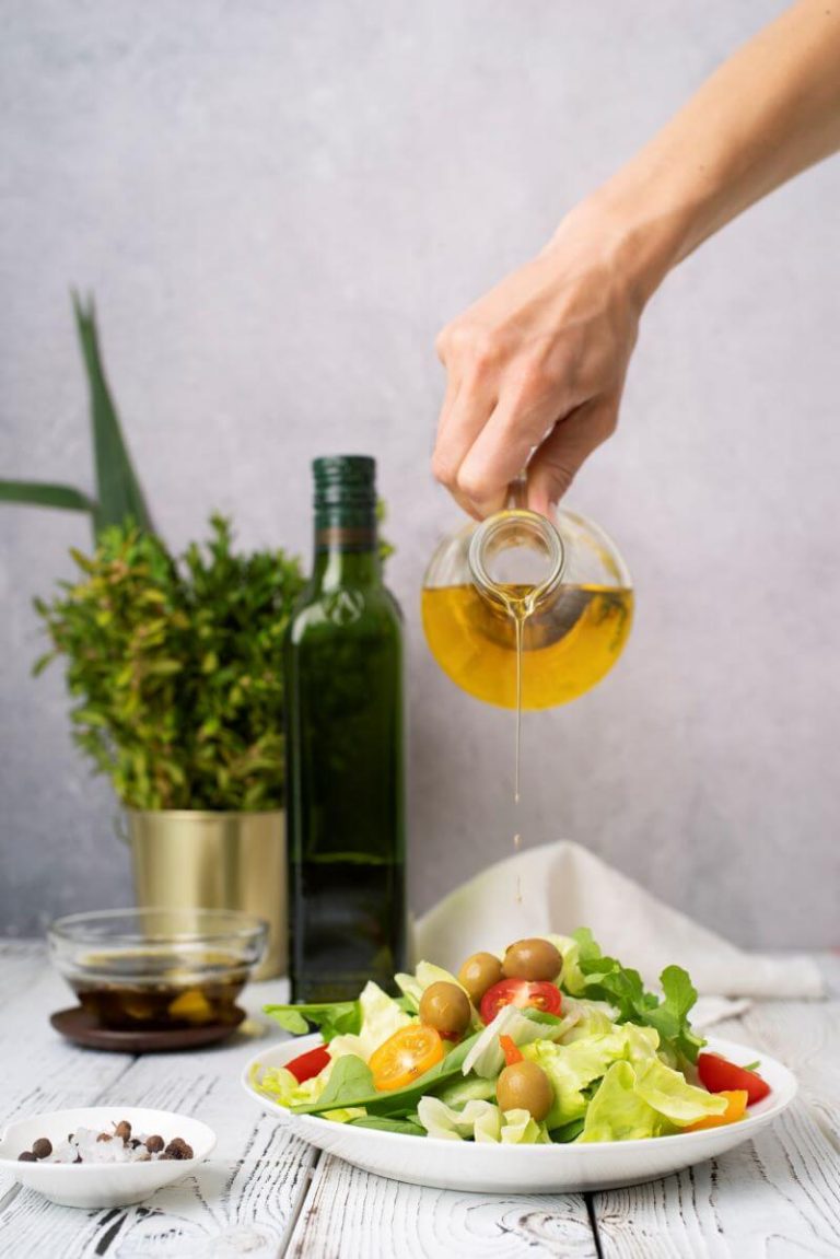 Les huiles végétales riches en acides gras insaturés, comme l'huile d'olive, offrent de nombreux bienfaits pour votre santé. Elles aident à réduire le mauvais cholestérol, soutiennent le cœur et le cerveau, et contribuent à une meilleure absorption des vitamines.
