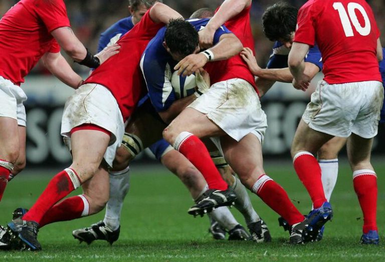 Une équipe de rugby sur le terrain.