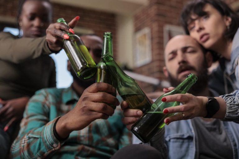 Une bande d'amis en soirée buvant de l'alcool en grande quantité.