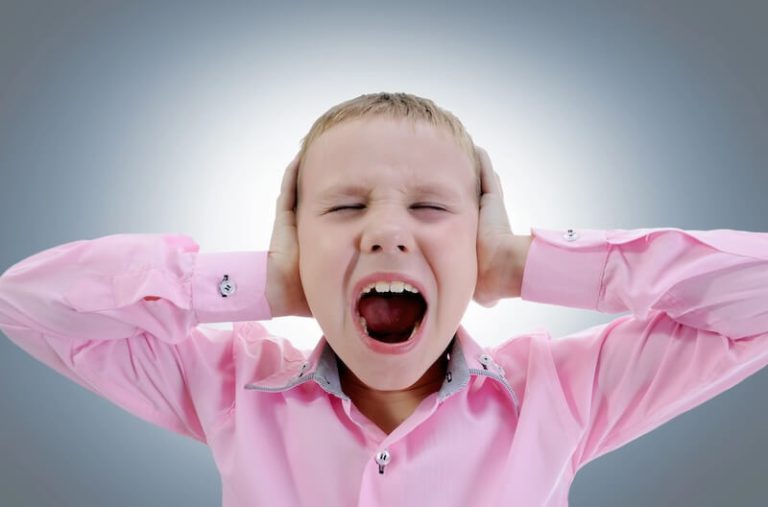 Un enfant en pleine crise de nerfs.